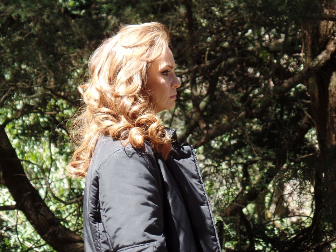 Ana Patricia Rojo lucía muy seria, estaba concentrada para que todo saliera perfecto en la primera toma.