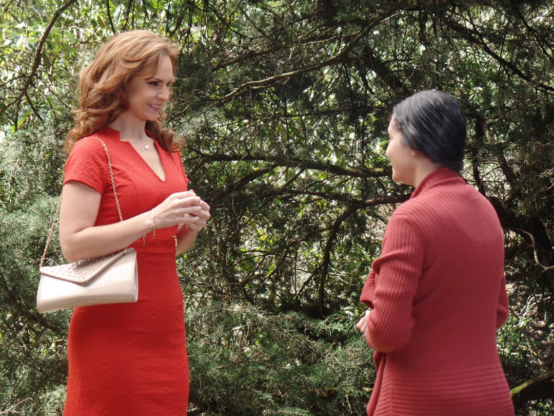 Mariana le dijo a Amelia que le regalaba un automóvil para que llegara a tiempo a la cena en casa de su padre.