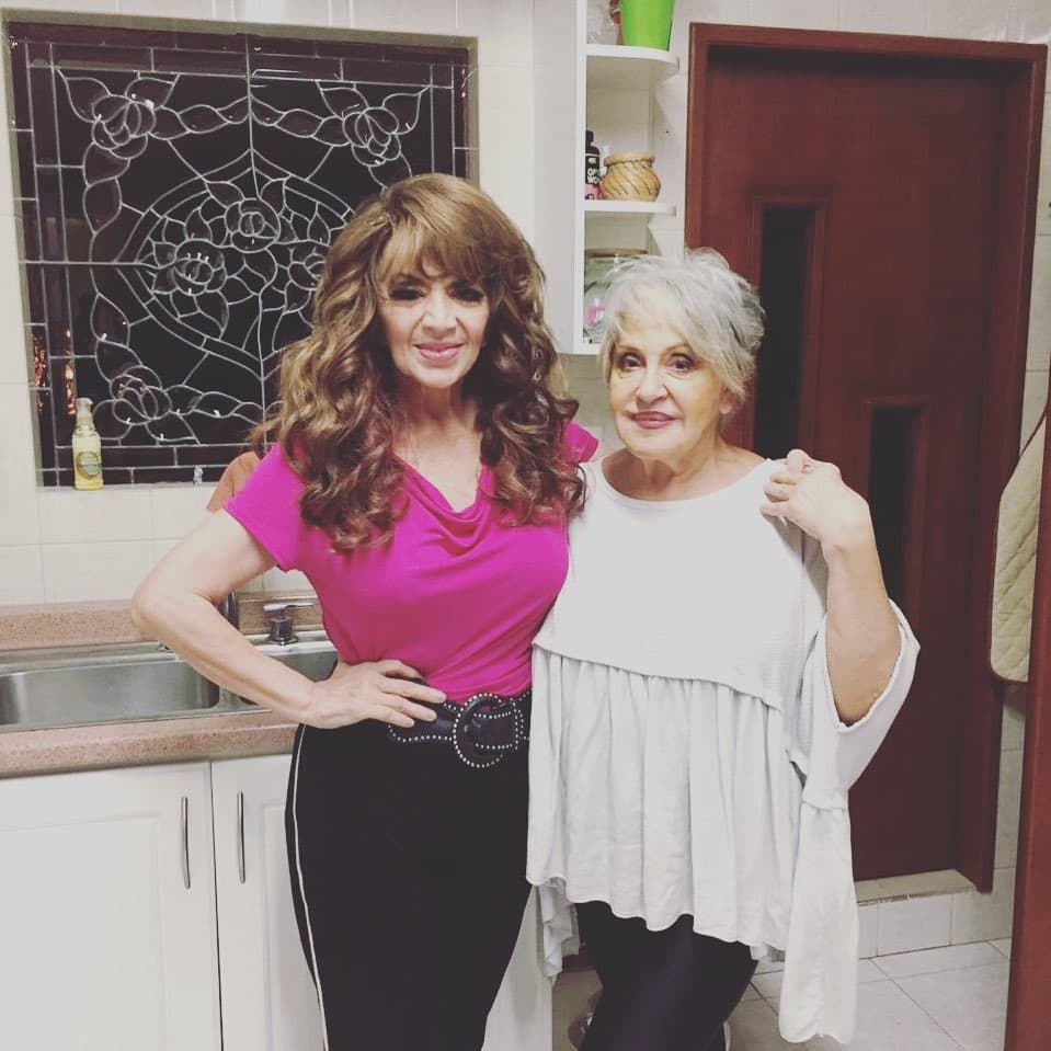 "Tiene nietos, tiene su madre de 90 años. No mis amores, tenemos que aprender a respetar y a darle su lugar a cada persona y Verónica se lo ha ganado con 50 años de carrera mami,
<b>no se puede uno meter con Verónica Castro así como meterte con tu chacha</b>, no", sentenció Olga, quien radica en Las Vegas desde hace varios años.
<br>