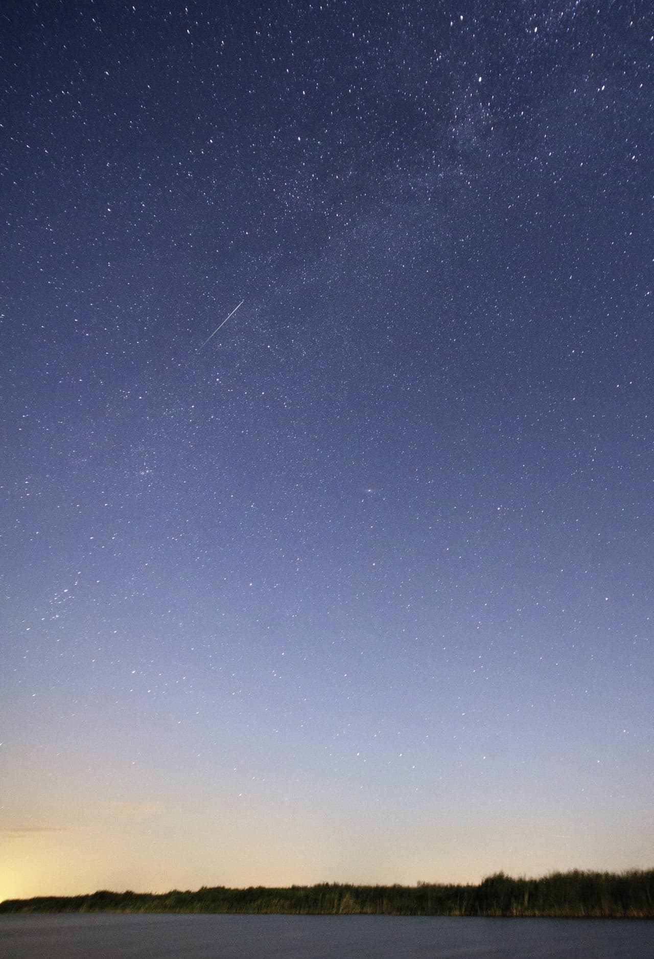 Este fenómeno ocurre en agosto porque es cuando la Tierra pasa a través de un flujo de escombros dejados por el cometa llamado Swift-Tuttle. Se vio así sobre el lago Neusiedlersee, cerca de Moerbisch am See, Austria. EFE/Lisi Niesner