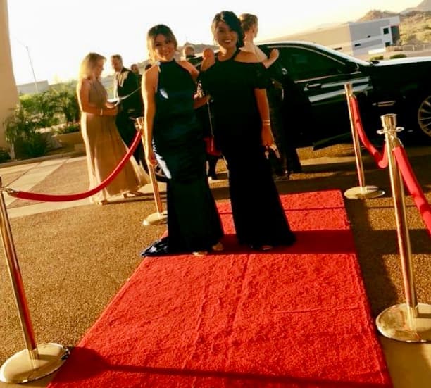 Liliana Soto y Liliana Salgado a su llegada al Chateu Luxe de Phoenix donde se llevó a cabo la ceremonia de premiación.