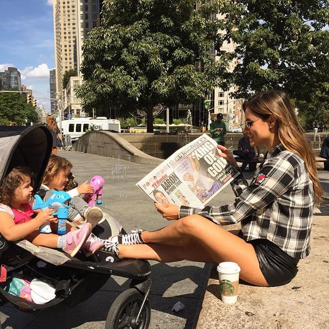 Junto a sus nenas disfrutando de un café y leyendo el diario.