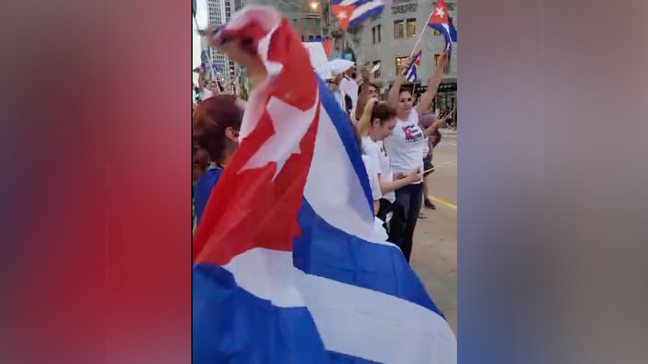 <b>Llamado en las redes sociales: SOS Cuba</b>
<br>Cubanos enfrentan una emergencia social y protestan contra la respuesta gubernamental ante la crisis económica, salubrista y alimentaria. Cuba ha tenido una alza peligrosa de casos de coronavirus, luego de un año desde que comenzó la pandemia.