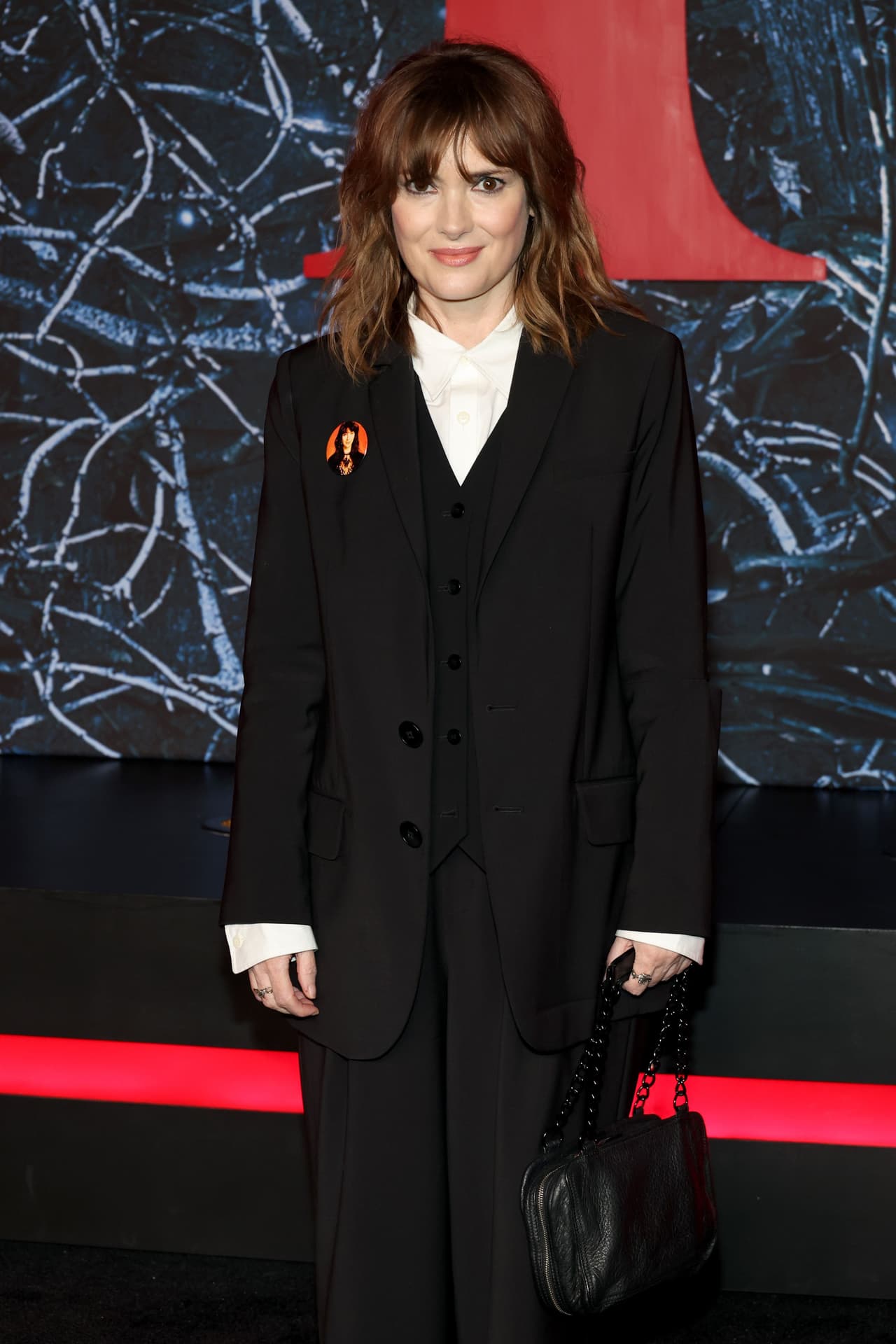 En la vida real, la actriz de 50 años también presume un corte similar al de su personaje en la última entrega de la serie de Netflix.