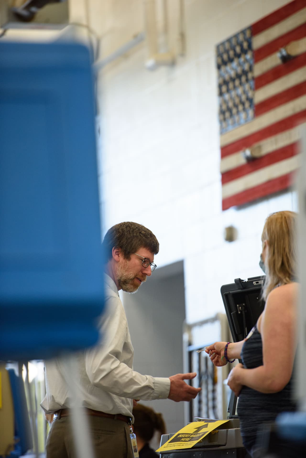 El candidato que recibe más del 30% de los votos gana la nominación de su partido.
