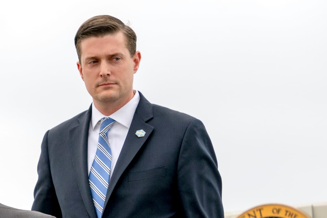 <b>Rob Porter</b>,
<b>secretario de gabinete de la Casa Blanca </b>y un importante colaborador del presidente
<b><a href="https://www.univision.com/temas/donald-trump" target="_blank">Donald Trump</a></b>, anunció su renuncia el 7 de febrero de 2018.
<a href="https://www.univision.com/noticias/politica/un-alto-funcionario-de-la-casa-blanca-renuncia-tras-acusaciones-de-abuso-fisico-de-sus-dos-exesposas">Denuncias de abuso físico por parte de sus dos exesposas habían trascendido a la opinión pública</a> pero el asesor negó las acusaciones.