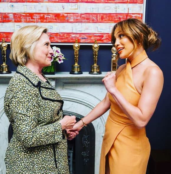 Jennifer López y Hillary Clinton en una foto de archivo.