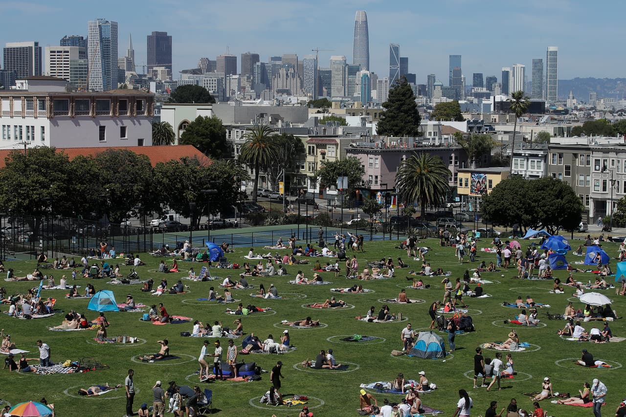 El fin de semana feriado por el
<a href="https://www.univision.com/temas/memorial-day" target="_blank">Memorial Day</a> llegó acompañado de una
<a href="https://www.univision.com/local/san-francisco-kdtv/por-que-el-calor-letal-y-los-dias-por-encima-de-los-100-f-seran-mas-comunes-en-el-area-de-la-bahia" target="_blank">ola de calor</a> que se extenderá por lo menos hasta el próximo jueves y provocará que las temperaturas se acerquen a los 100° F en regiones del
<a href="https://www.univision.com/temas/san-francisco" target="_blank">Área de la Bahía</a>.
