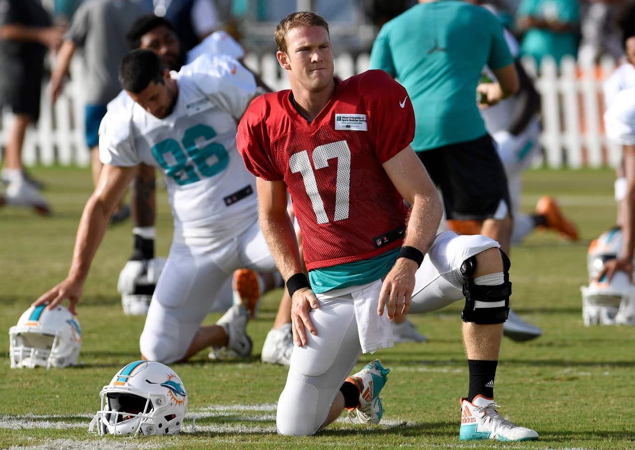 El QB de los Miami Dolphins se lesionó solo en una práctica del equipo.