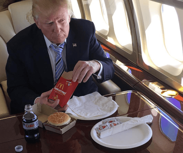 Trump, defensor de la dieta para multimillonarios de Mar-a-Lago, reconoce que debe perder peso