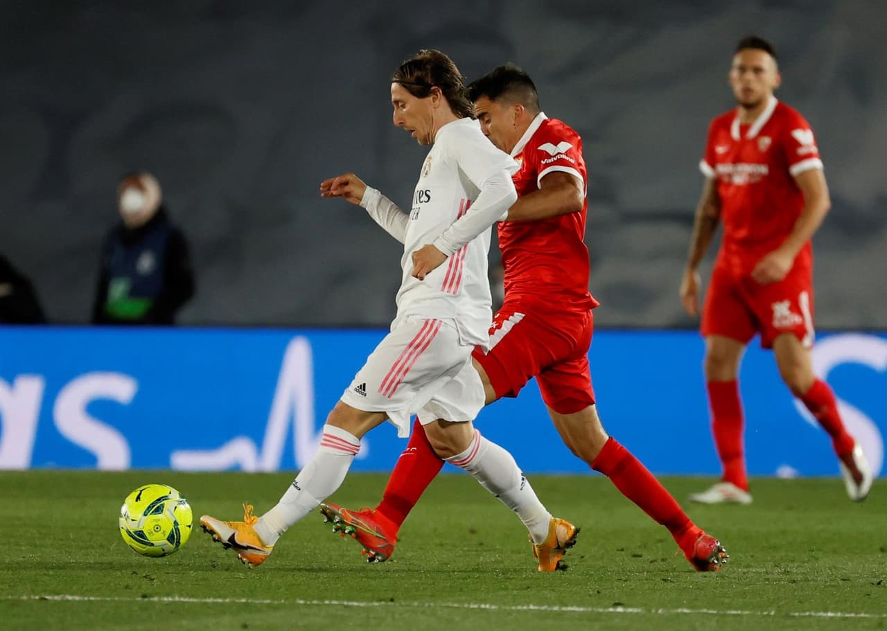 Real Madrid logra el empate de último minuto ante el Sevilla durante la fecha 34 de La Liga. Fernando Reguez e Iván Rakitic le daban la ventaja al equipo andaluz. Marco Asenesio anotó el primer tanto para el equipo merengue, pero fue al minuto 94 que Diego Carlos logró sumar un punto en el Alfredo Di Stéfano.