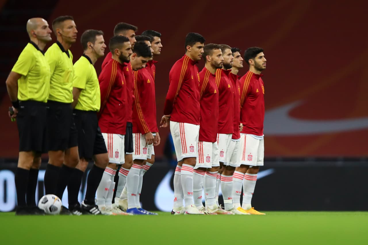 Holanda y España empatan 1-1 en partido amistoso internacional en la Amsterdam Arena. Sergio Canales abrió el marcador al minuto 18 a favor de los españoles, sin embargo, en la segunda parte, Van de Beek iguala el marcador al minuto 48 a favor de la 'Naranja Mecánica'. Sergio Ramos iguala en partidos jugados con su país a Gianluigi Buffon.