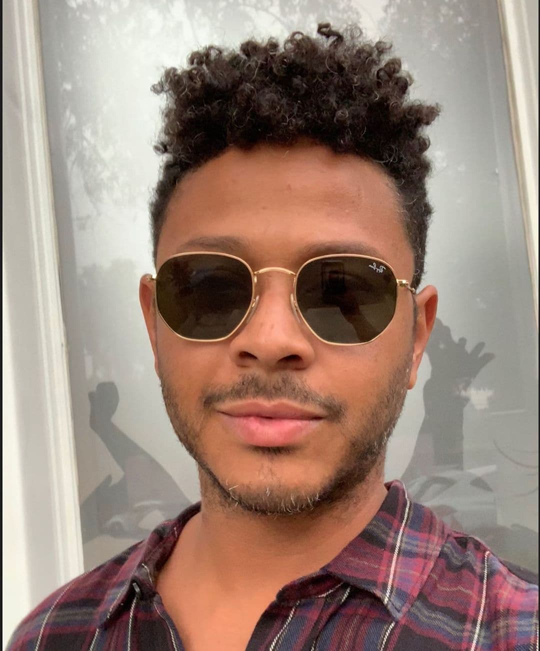 “Sí, estamos saliendo. No, no es cierto”, dijo en tono de broma el intérprete de ‘Tocando fondo’ y ‘No me quiero enamorar’.