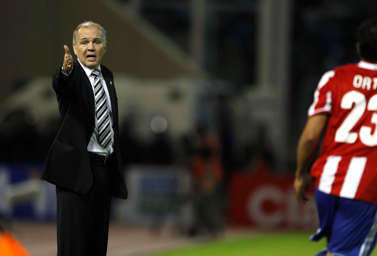 Logró un título, Apertura 2010, ganó la Copa Libertadores de América de 2009 ante el Cruzeiro.