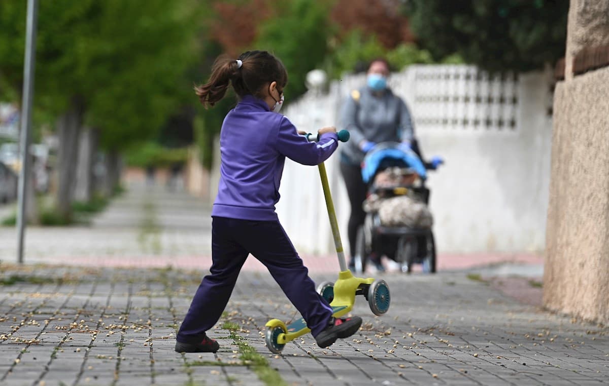 Los niños pueden llevar sus propios juguetes, incluidas pelotas y patinetes, bicicletas o patines, así como saltar, correr y hacer ejercicio.