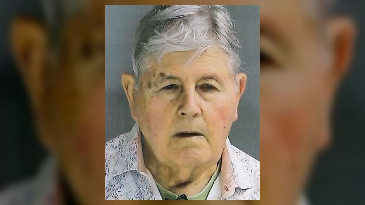 Farmacéutico de 81 años acusado de vender drogas con fines sexuales