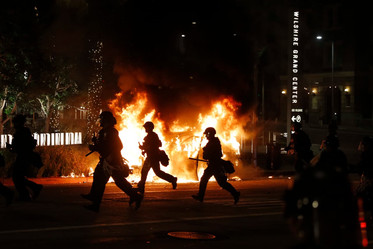 Al menos un oficial de la policía resultó herido durante los enfrentamientos con los manifestantes.