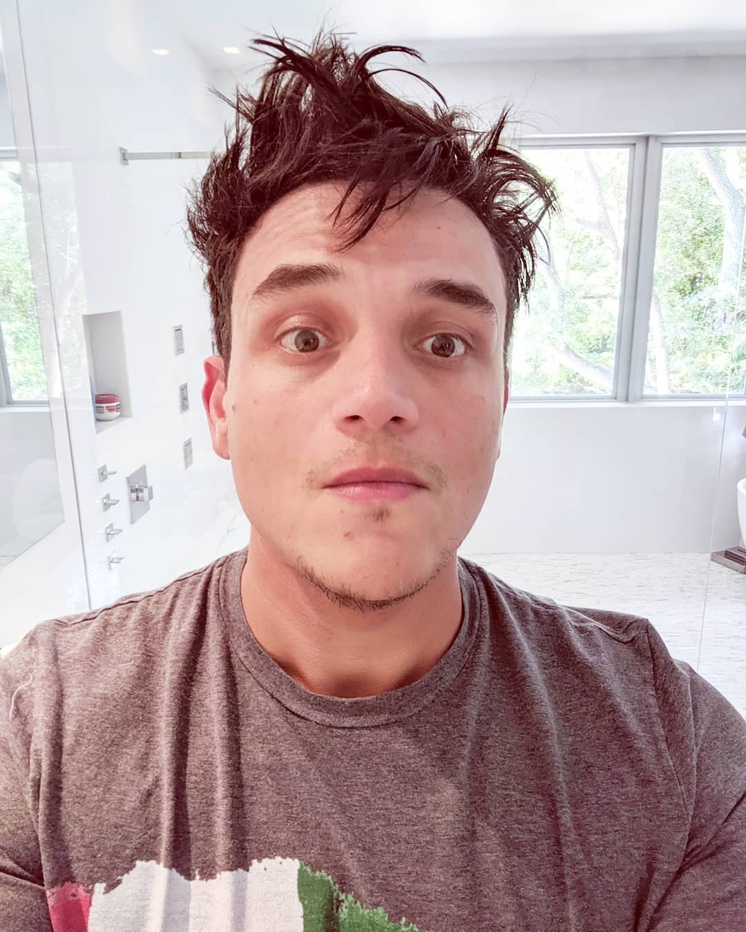 El cantante de vallenato colombiano
<b>Silvestre Dangond,</b> también sufrió un tropiezo mientras se presentaba en Puerto Gaitán, Meta, en su país.