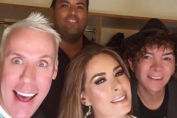 Pero detrás de este gran trabajo, existe un gran equipo. Gali adora a sus maquillistas y peinadores, quienes la dejan bellísima todos los días.