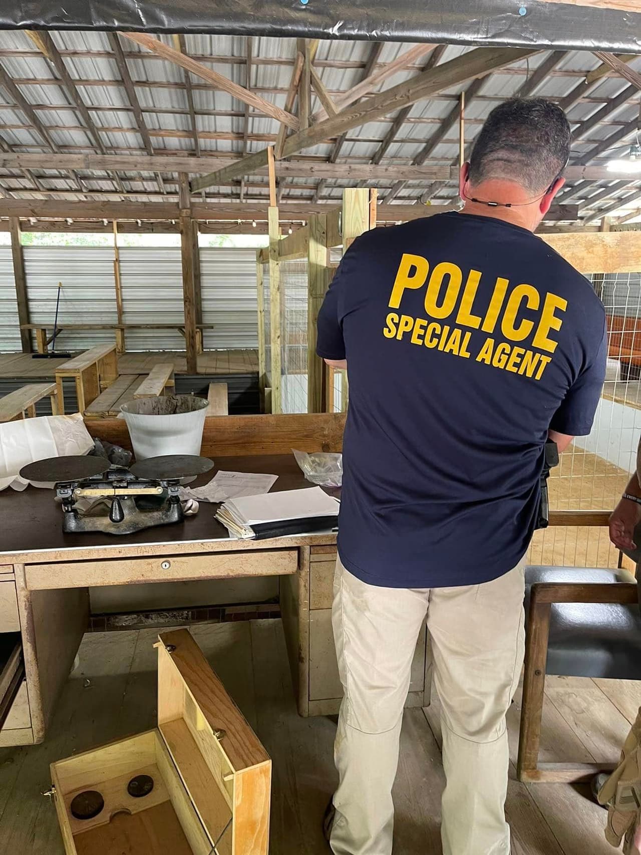 Los agentes descubrieron herramientas de pelea de pollos, municiones, sospecha de marihuana, sospecha de metanfetamina y un arma de fuego robada en un vehículo”.
<br>