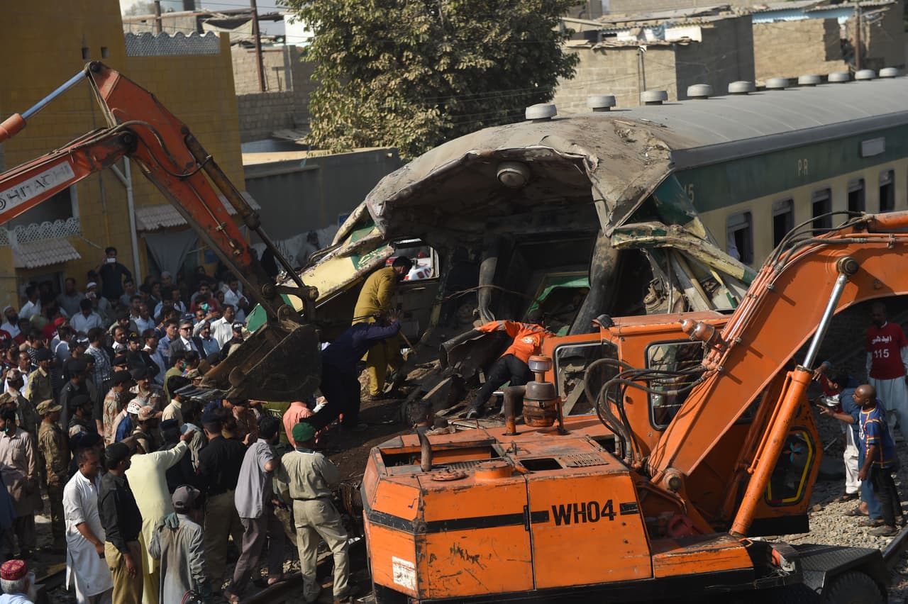 Choque de trenes en Pakistán deja al menos 20 muertos y 50 heridos
