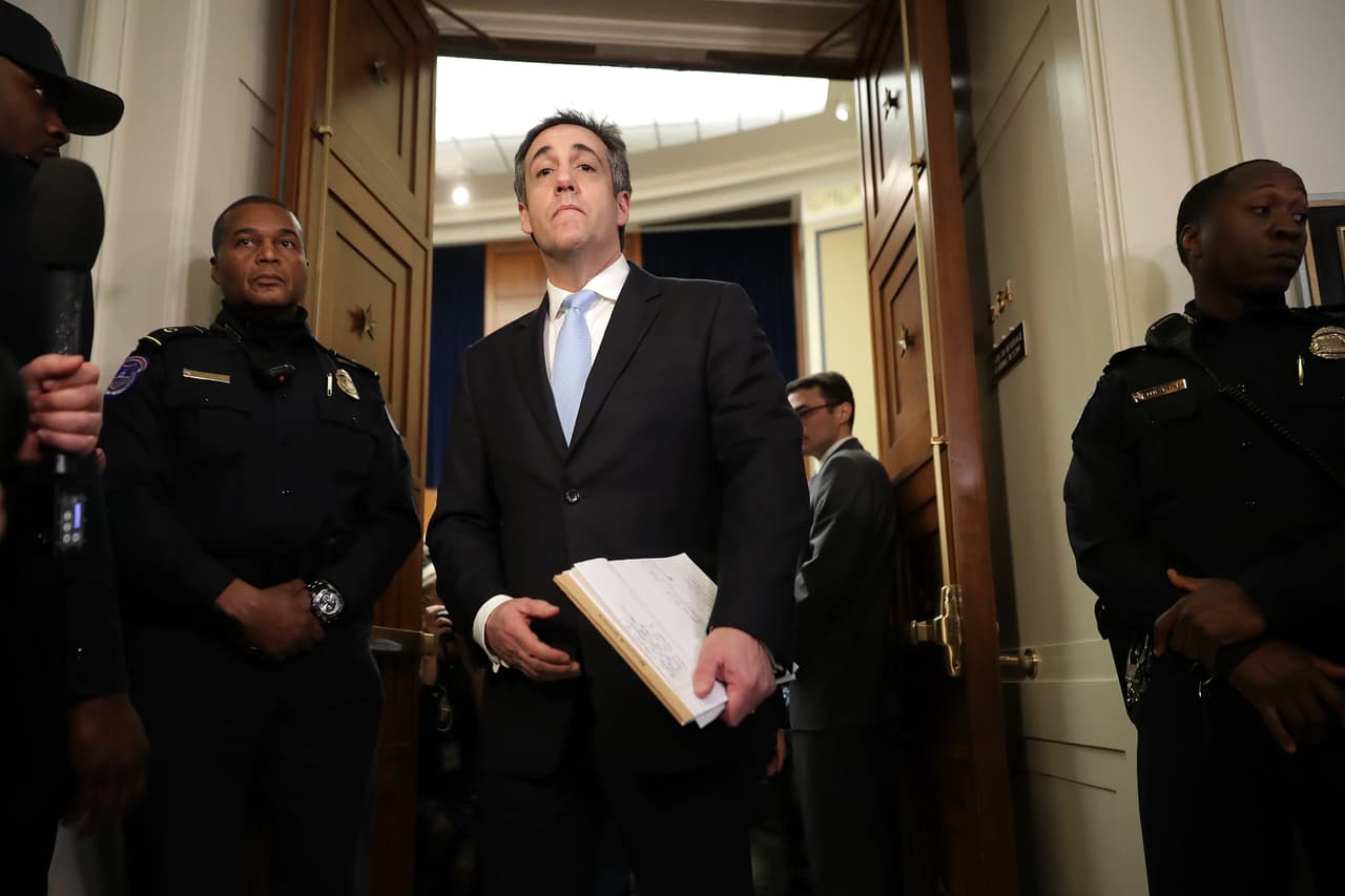 Michael Cohen a la salida de la audiencia en el Comité de Supervisión de la Cámara de Representantes.