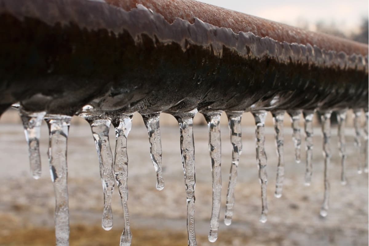 Necesitan verificar que las tuberías no tengan alguna fuga porque necesitan sellarla para evitar que entre el aire frío. También deben
<b>tapar todos los tubos,</b> esto ayudará a que no estén heladas.