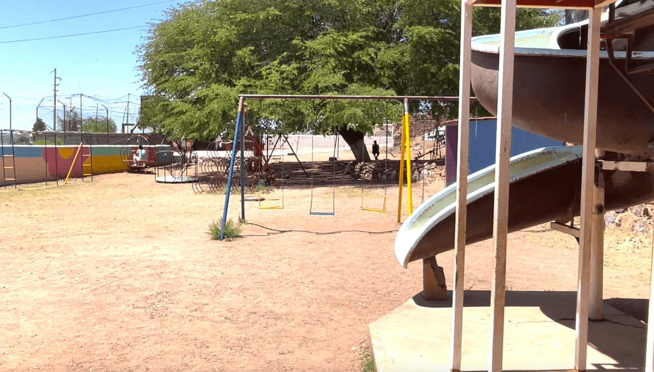 Abajo hay un pequeño parque con juegos infantiles.