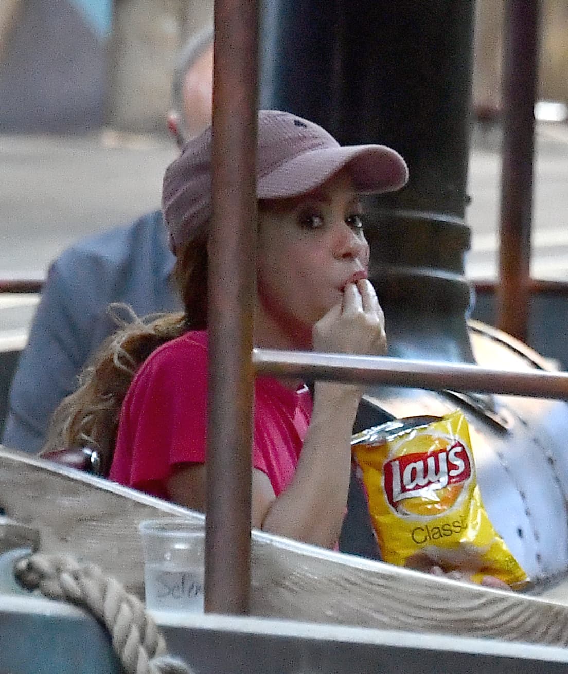 Si lo hubiese hecho para un comercial, tal vez no le habría quedado tan bien, tan natural. Cual niña, al terminar de comer las papitas, Shakira se chupó hasta la sal que le quedó en los dedos. Después de tanto esfuerzo, bien que se lo merece.