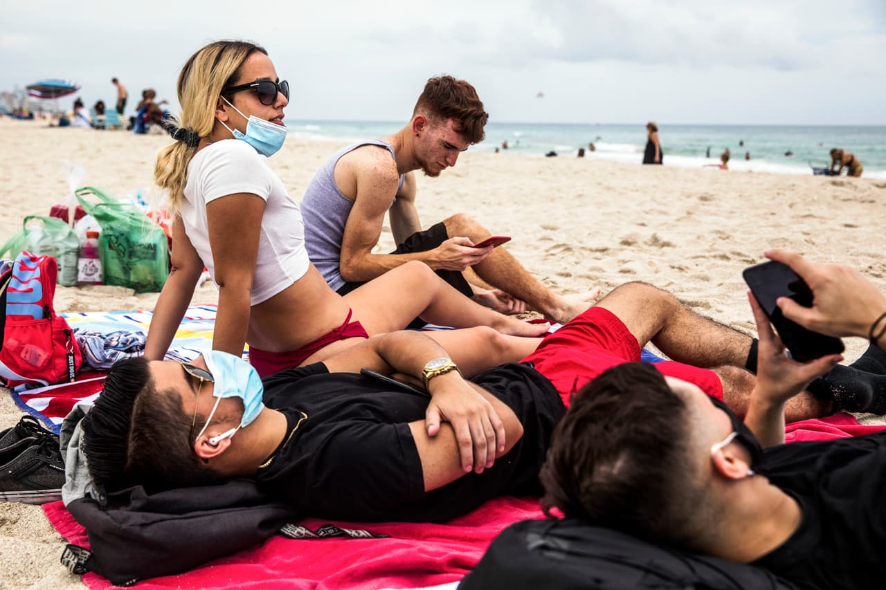 <b>Florida.</b> Luego de las reaperturas de restaurantes, tiendas y playas (en la foto), en este estado se ha incrementado la cantidad de casos (superó los 100,000) y los expertos creen que podría convertirse en un nuevo epicentro de la pandemia. EEUU tiene la mayor cantidad de infecciones y muertes por cornavirus en el mundo (2.3 millones de casos y más de 120,000 fallecidos).
<a href="https://www.univision.com/noticias/salud/mapa-actualizado-del-coronavirus-cifras-de-casos-confirmados-y-fallecidos"><u>Vea aquí nuestro mapa actualizado del coronavirus: cifras de casos reportados, fallecidos y recuperados</u></a>
<br>