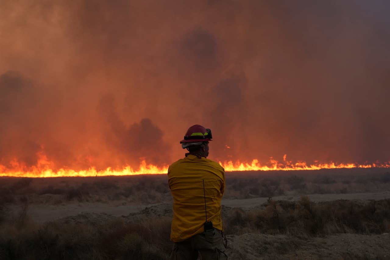 Organizaciones como la
<b>Cruz Roja Americana están ofreciendo refugios temporales</b> y asistencia a las familias desplazadas por las órdenes de evacuación.