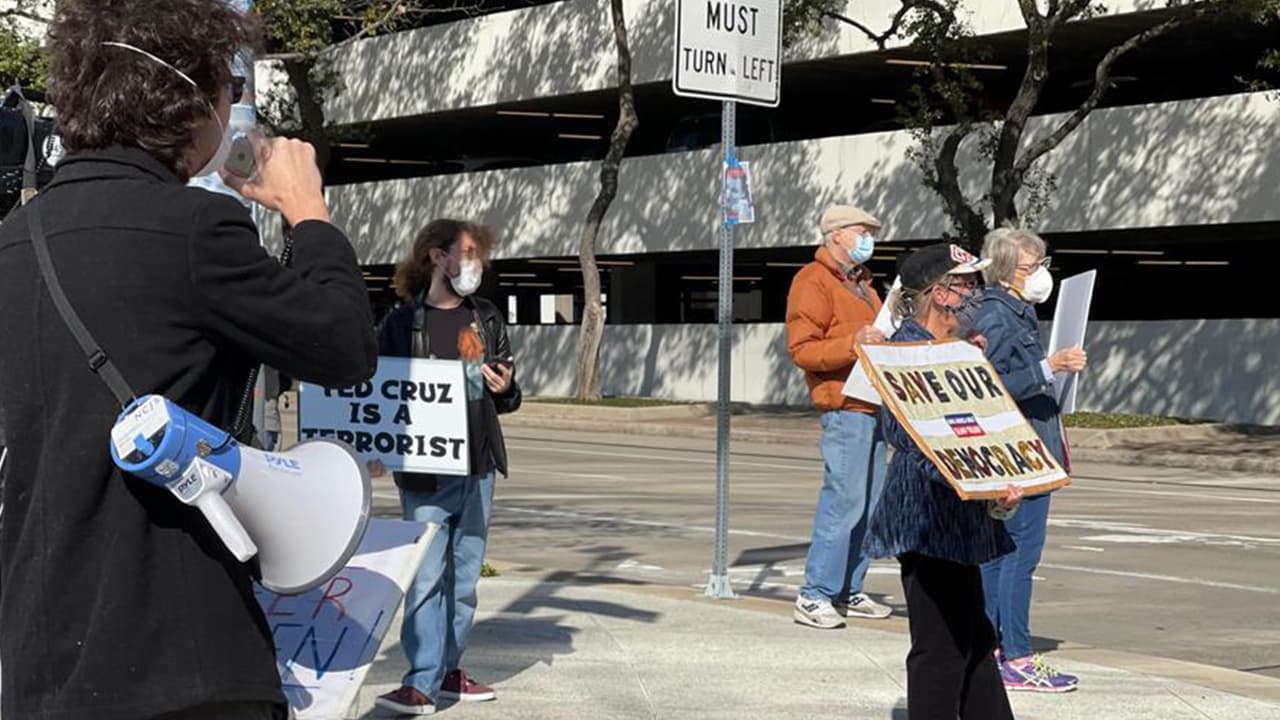 “Nuestro equipo está constantemente vigilando”, indicó Acevedo y agregó que han trabajado con la gente que quiere manifestarse.