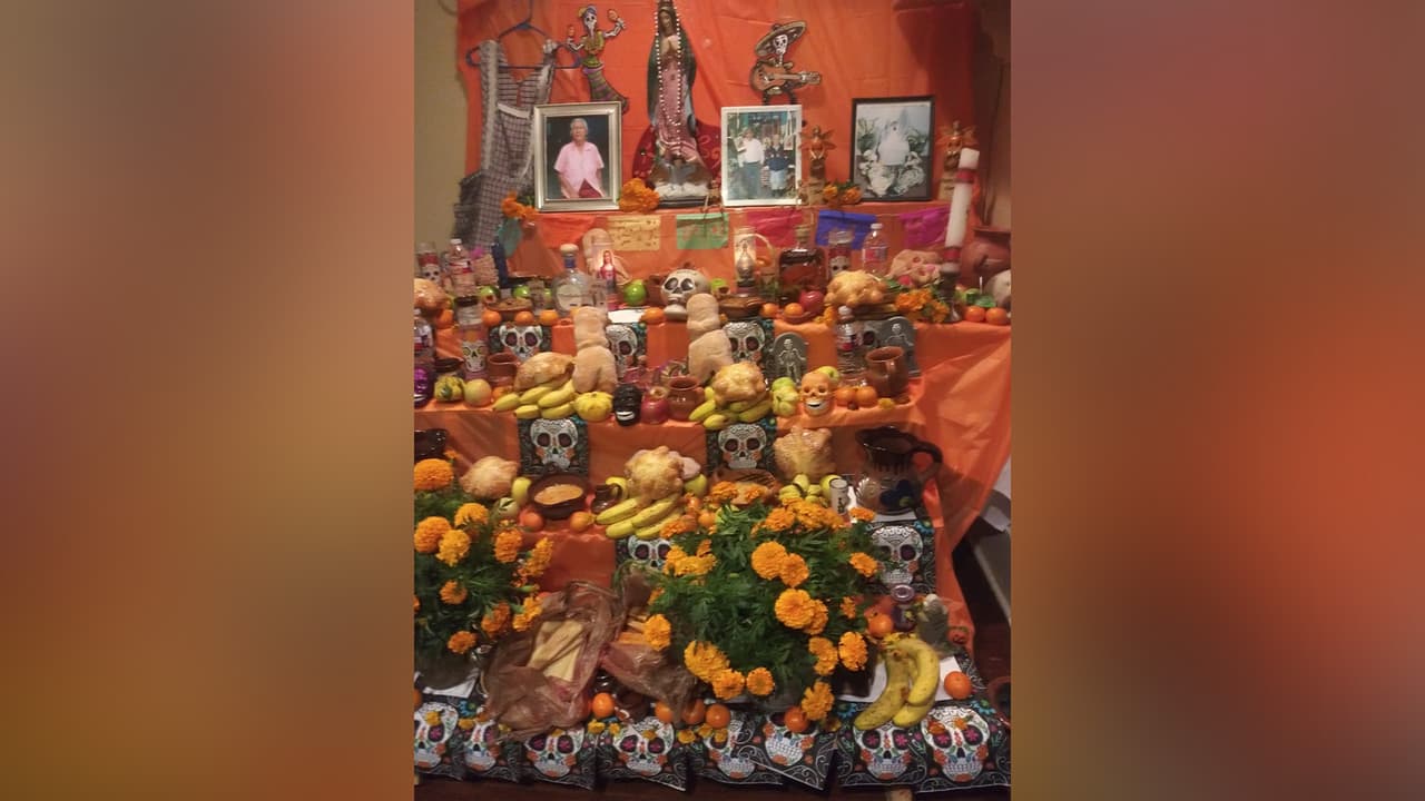 Silvestre Castro - "Ofrenda en memoria de nuestros seres queridos saludos desde Houston Texas".