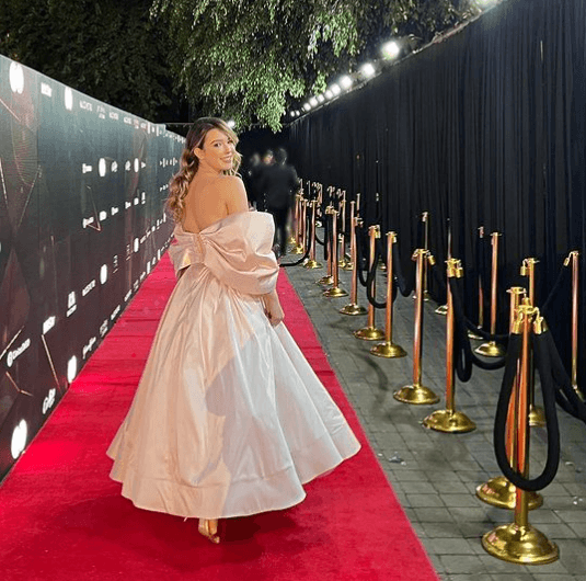 A finales del 2021, Mía Rubín comenzó a marcar su estilo personal. La primera prueba llegó en los Premios Los Metro, en el que lució un vestido rosado, de falda amplia y larga con un gran moño en el área de la cintura. En esa ocasión, el diseño corrió a cargo del mexicano José María Hernández.