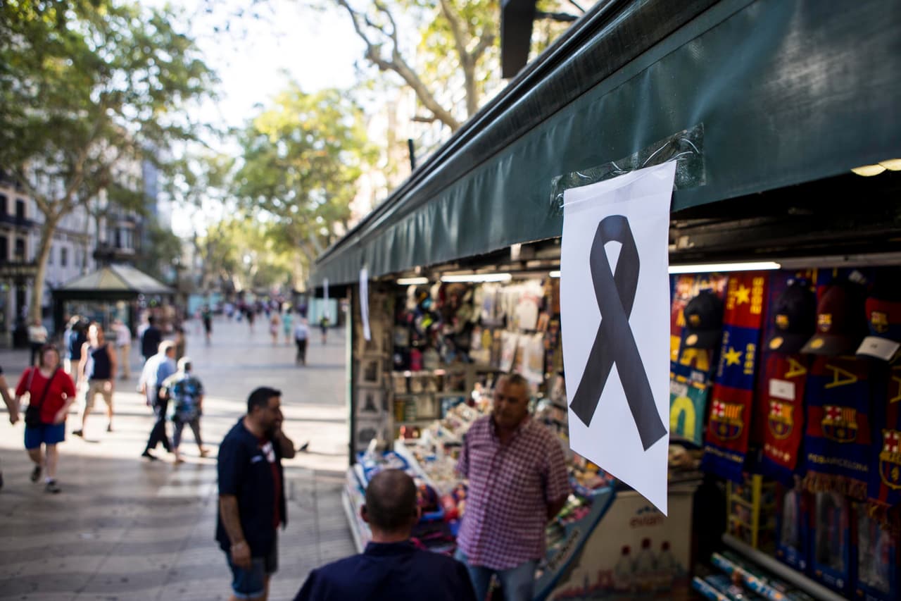 Un quiosco de La Rambla de Barcelona, el paseo en el que se produjo el atentado, exhibe un lazo negro condenando el ataque. Los comercios de la ciudad lucen este icono, y también las televisoras españolas trasmiten permanentemente con ese lazo en pantalla.