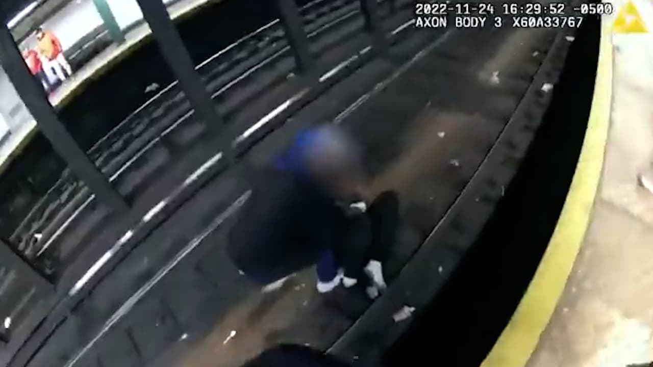 Hombre cae a vías del metro en NY y así reaccionan agentes para rescatarlo