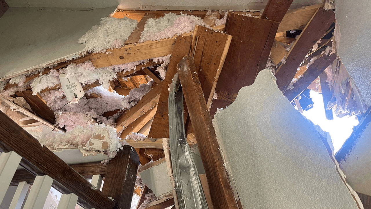 Autoridades se encuentran retirando los escombros que quedaron en la residencia.