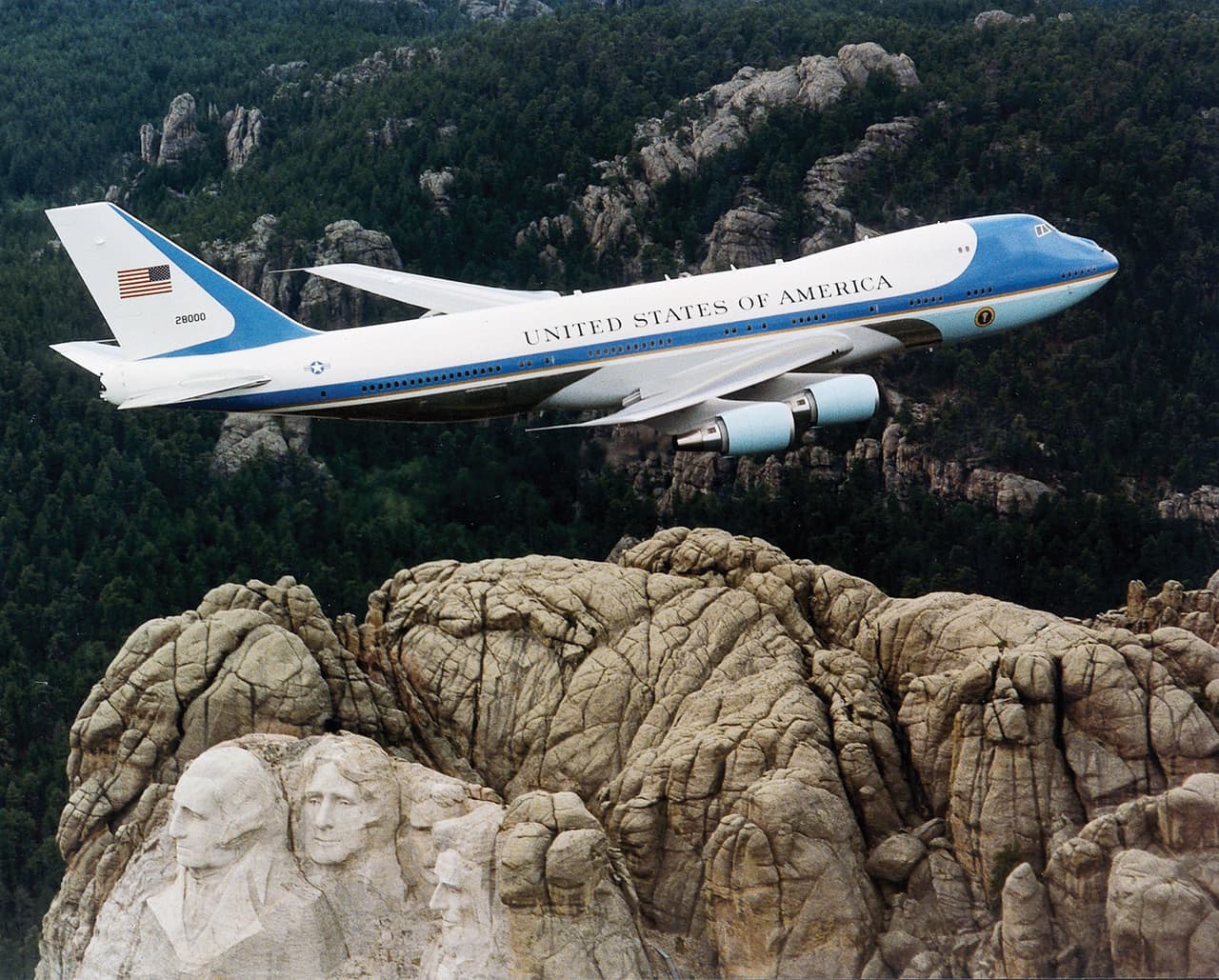 <b>Bien equipado. </b>El avión presidencial vuela sobre el Monte Rushmore en 2001. A bordo del Air Force One existen instalaciones médicas, incluida una mesa de operaciones funcional, suministros médicos de emergencia y una farmacia.