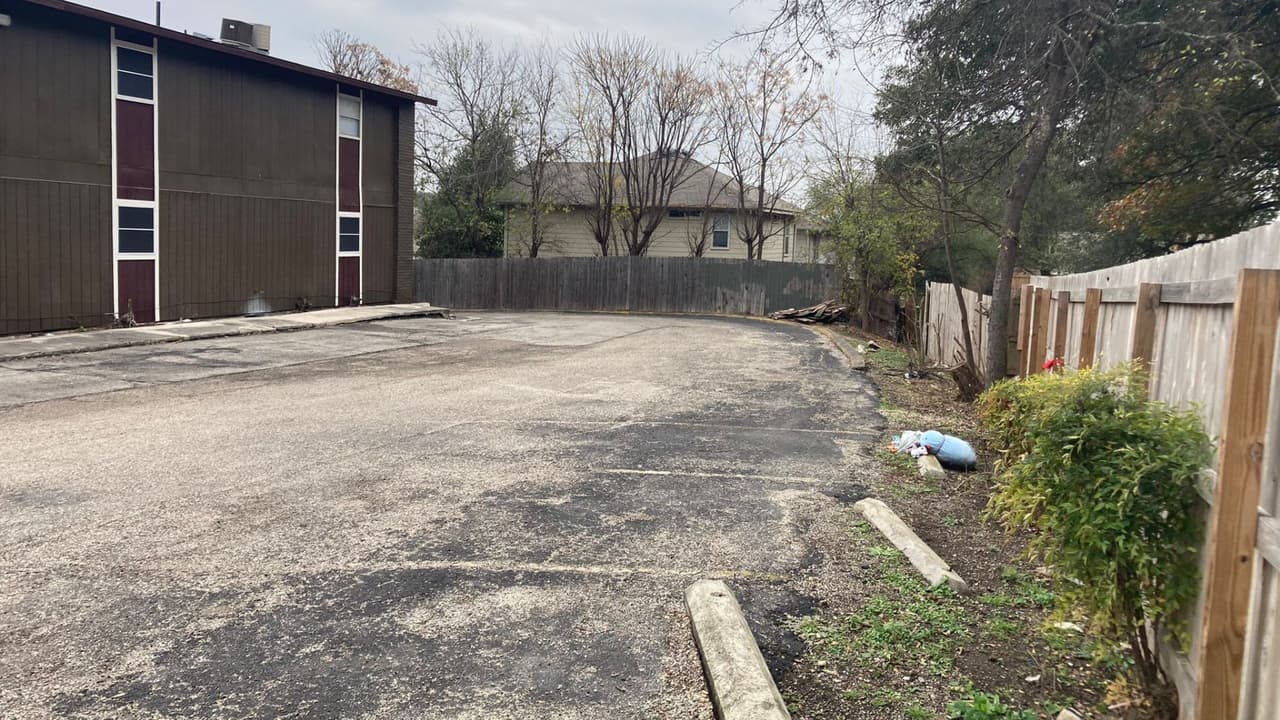 Un pequeño altar fue instalado en honor a Savanah, Matthew y al bebé Fabian en el complejo de departamentos donde fueron abandonados sus cuerpos el pasado 26 de diciembre.