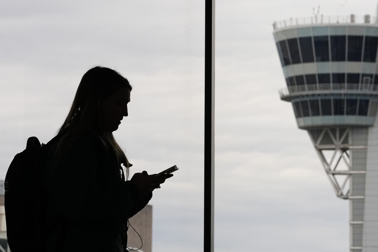 Cancelan cientos de vuelos en el noreste, afectando a LaGuardia, JFK y Newark por una avería en un centro de control aéreo de Filadelfia