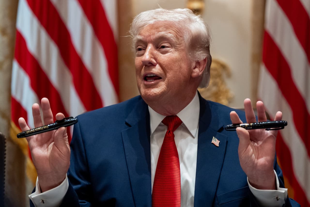 El "efecto Sharpie": Trump detiene la agenda de seguridad nacional para dar una lección sobre su plumón favorito