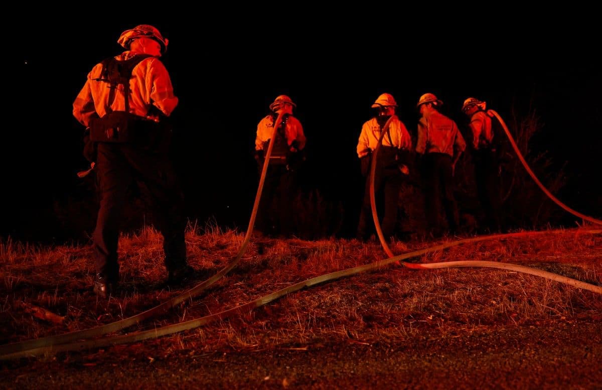 Los bomberos del condado de Los Ángeles monitorean el incendio Bryson el 15 de octubre de 2026 en Malibú, California. Los bomberos luchan contra el incendio Bryson, que ha arrasado más de 100 acres y no está contenido en absoluto, ya que gran parte del condado de Los Ángeles se encuentra bajo alerta roja por fuertes vientos de Santa Ana, altas temperaturas y baja humedad pronosticadas en la zona hasta el sábado.