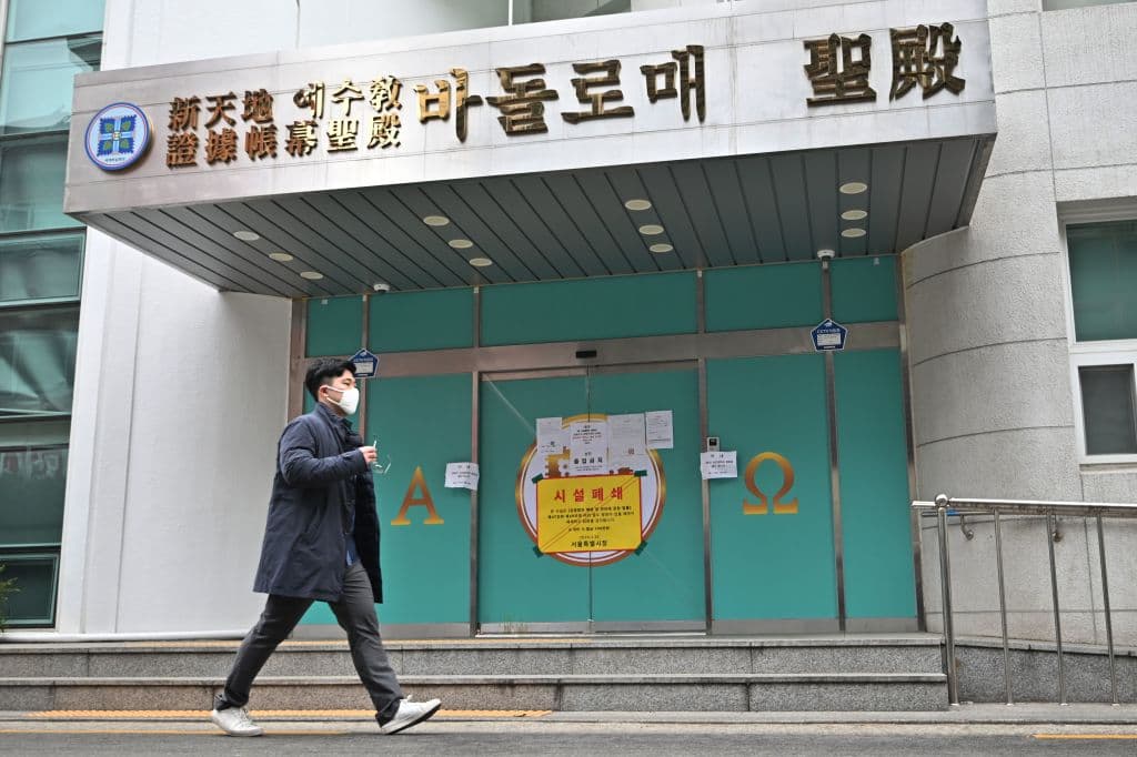 Un hombre camina con una mascarilla frente a la clausurada Iglesia de Jesús Shincheonji, en Seúl, que las autoridades han señalado como el más importante foco de coronavirus en Corea del Sur.