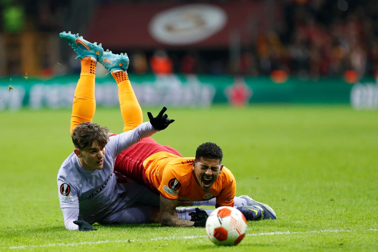 Barcelona remontó para avanzar a los Cuartos de Final de la Europa League sobre el Galatasaray con goles de Pedri y Aubameyang; Sergiño Dest salió lesionado en el segundo tiempo.