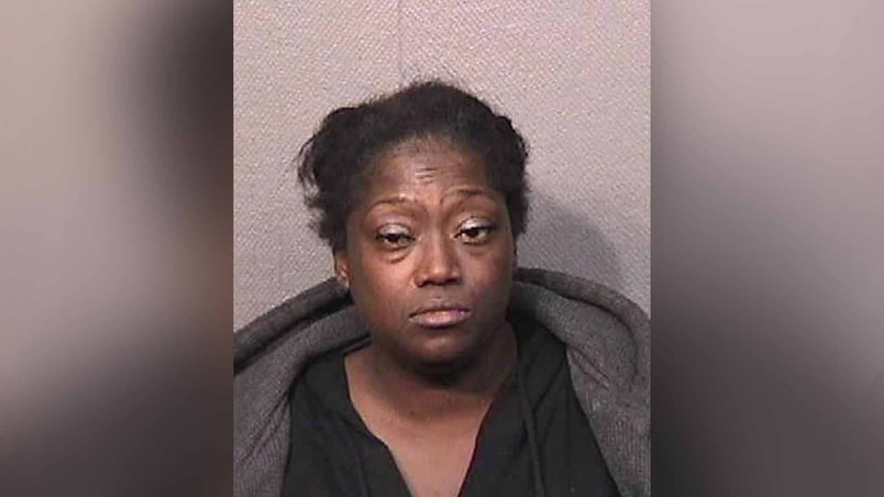 Shevon Edwinnie Hampton, es sospechosa de robo.