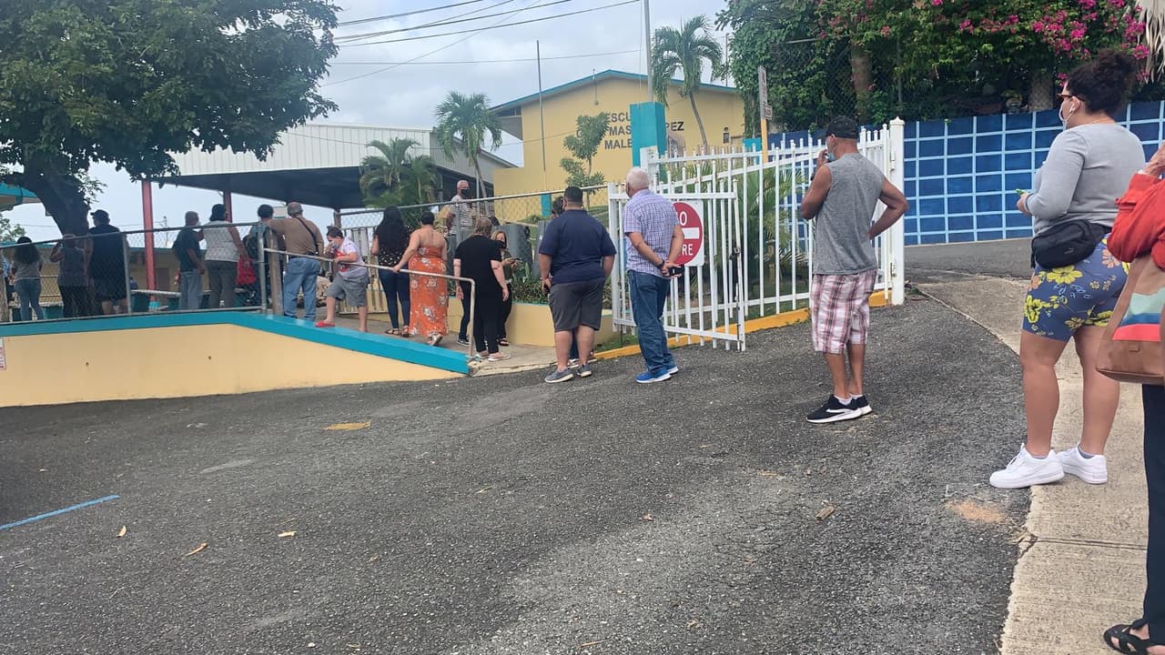 Votantes en la Escuela Olga Más Ramírez en el barrio Malezas en Mayagüez.