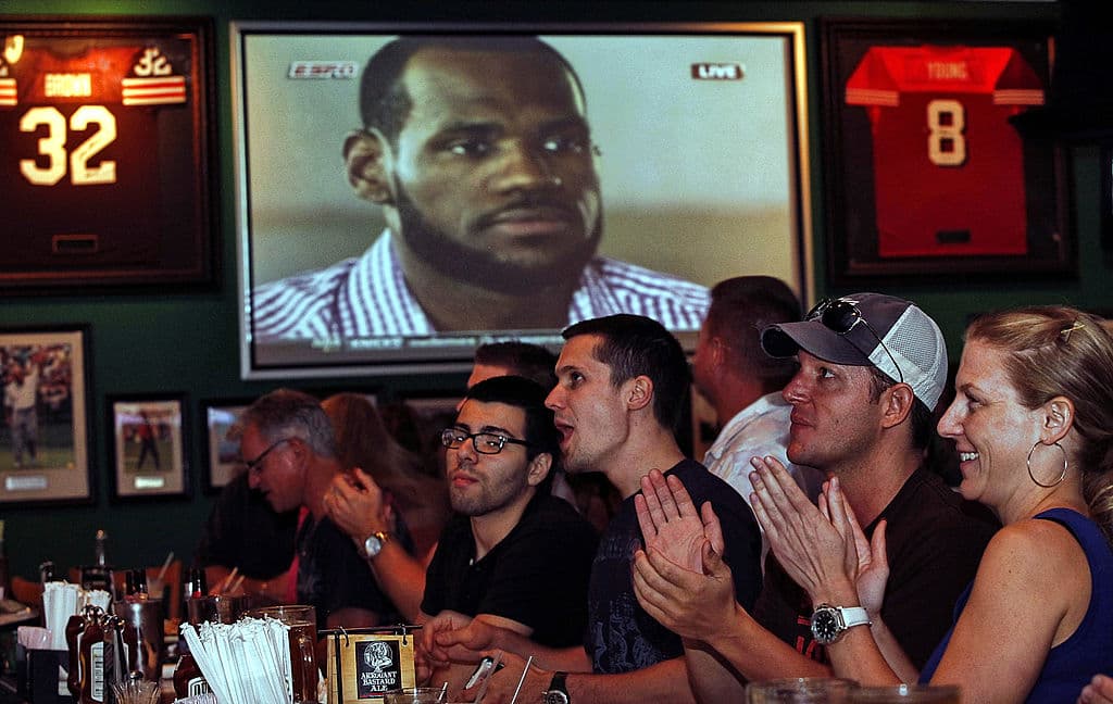 Fastidiado de tener un equipo poco competitivo, acorde a su ambición. Anunció, de manera polémica, su salida de Cleveland, con el famoso o infame, según se vea, programa 'The Decision'. Eligió Miami.