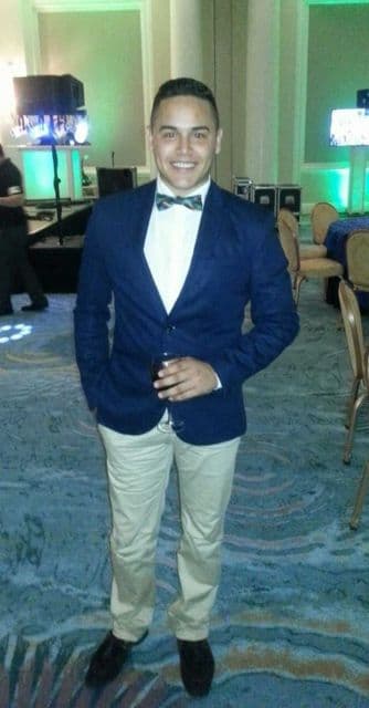 Jonathan Antonio Camuy Vega, un joven de 24 años vivía en Orlando desde hace tres años y trabajaba como productor del reality show ‘La Voz Kids’. En su último post de Facebook le decía a su madre que la amaba y que era el motor de su vida. Según mensajes de sus amigos, murió como un héroe protegiendo a una chica pues su cuerpo fue encontrado encima del de ella.