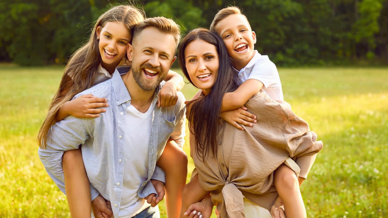 <h3 class="cms-H3-H3">📷 Sesión de fotos familiar (hecha en casa)</h3>
<br>Organiza una mini sesión de fotos con tu celular en algún lugar bonito, como un mural colorido, un campo de flores o un parque con buena luz natural.
<b>Algunas ideas en Dallas y alrededores:</b>
<br>
<b>Murales de Deep Ellum –</b> Perfectos si quieres un fondo urbano y artístico.📍
<a href="https://maps.app.goo.gl/SdSZ9ALUiTwZpQsB9" target="_blank">Elm St y Main St, Dallas, TX 75226</a>
<br>
<b>Campion Trail (Irving) –</b> Sendero con puentes, río y vegetación.📍
<a href="https://g.co/kgs/hPNEfyB" target="_blank">6100 N O’Connor Blvd, Irving, TX 75039</a>
<br>
<b>Fort Worth Botanic Garden –</b> Entrada gratis para residentes, con jardines perfectos para fotos.📍
<a href="https://g.co/kgs/Ef7SQLK" target="_blank">3220 Botanic Garden Blvd, Fort Worth, TX 76107</a>
<br>
<b>👉 Sugerencia:</b> Puedes imprimirle algunas de esas fotos y hacerle un pequeño álbum como recuerdo.