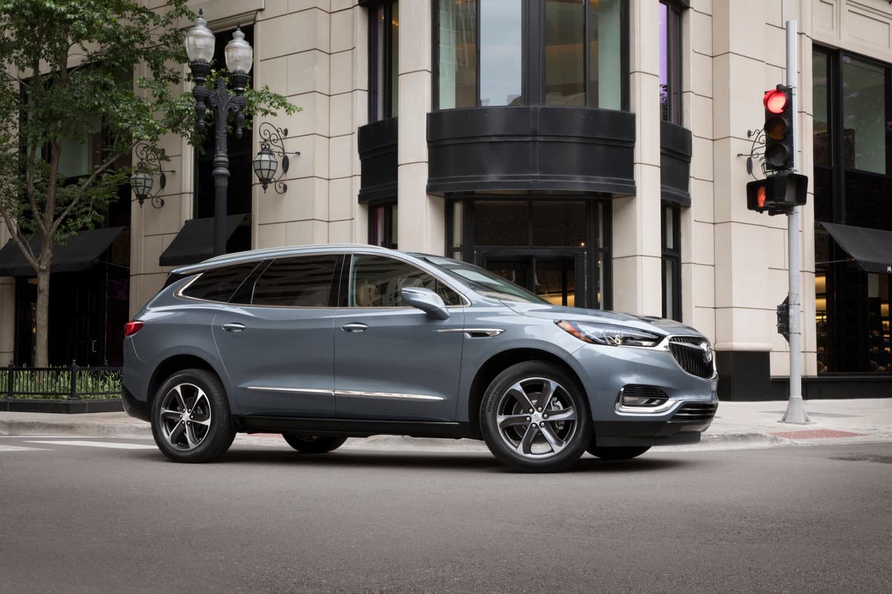 <b>Buick Enclave </b>
<br>Luego de 10 años sin recibir ninguna actualización, por fin General Motors nos trajo una totalmente
<a href="http://uni.vi/Tfu8100OVWN" target="_blank">nueva Buick Enclave</a>. Emplea una versión mejorada del motor V6 de 3.6 litros de 310 caballos de fuerza y 266 lb-pie de torque y ahora emplea una transmisión automática de nueve velocidades. Cuenta además con una versión denominada Enclave Avenir, la cual es más lujosa.
<br>